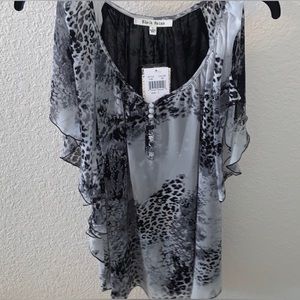 NWOT Black Rain large sexy top w low v-neck &large Flowy sleeves (tag fell off)